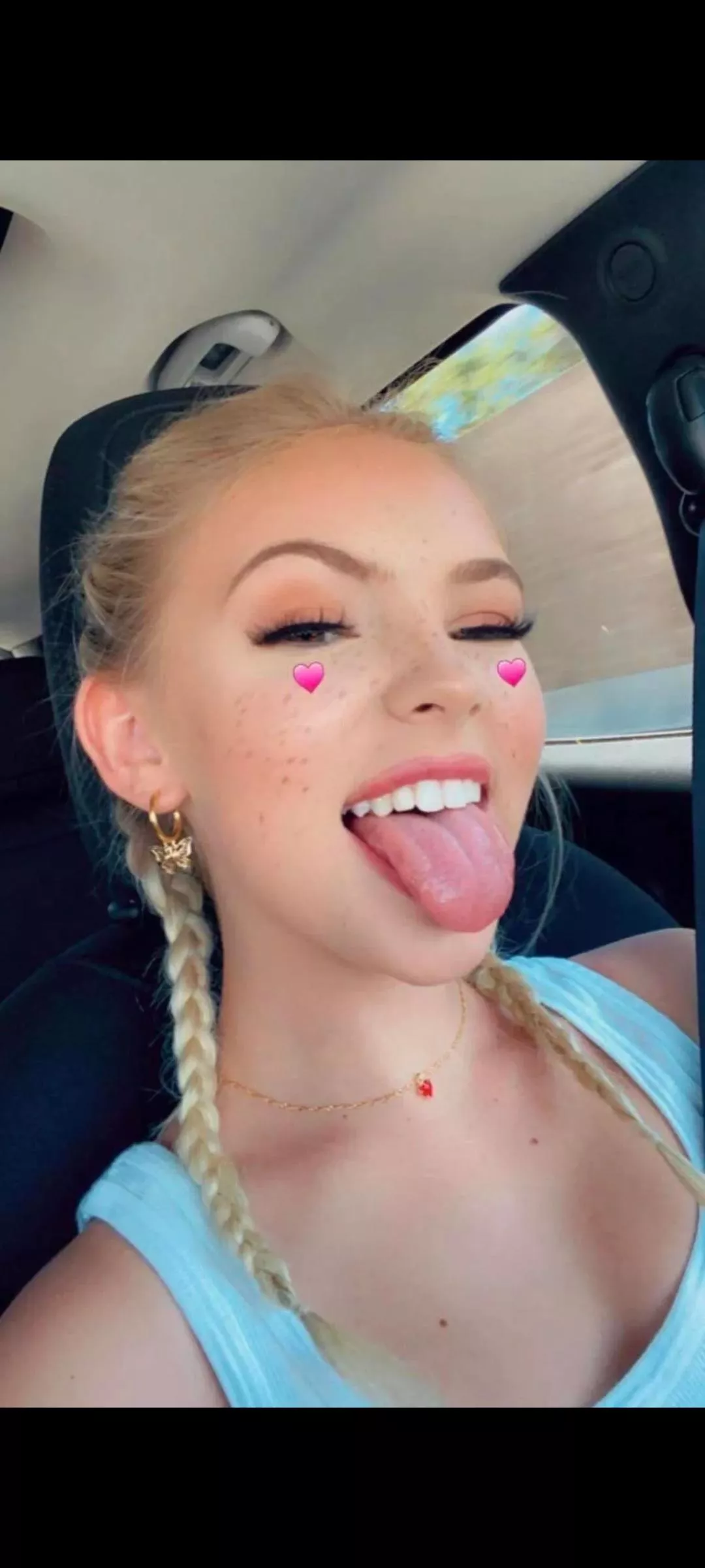 another sexy blonde tongue 😩😩