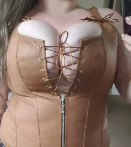 This top gives me wood elf vibes 🧝‍♀️ [F]