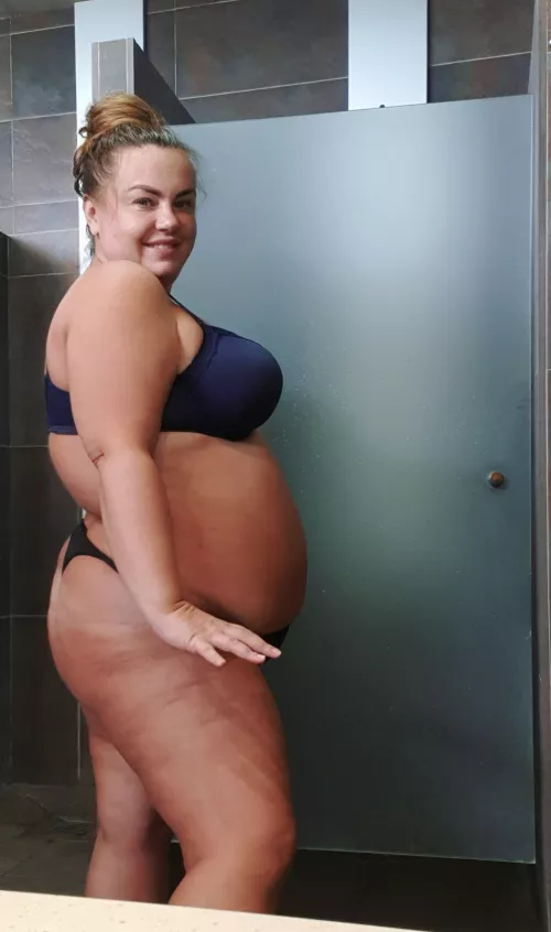 Do you want to take a shower💦 with your curvy🍓milf?