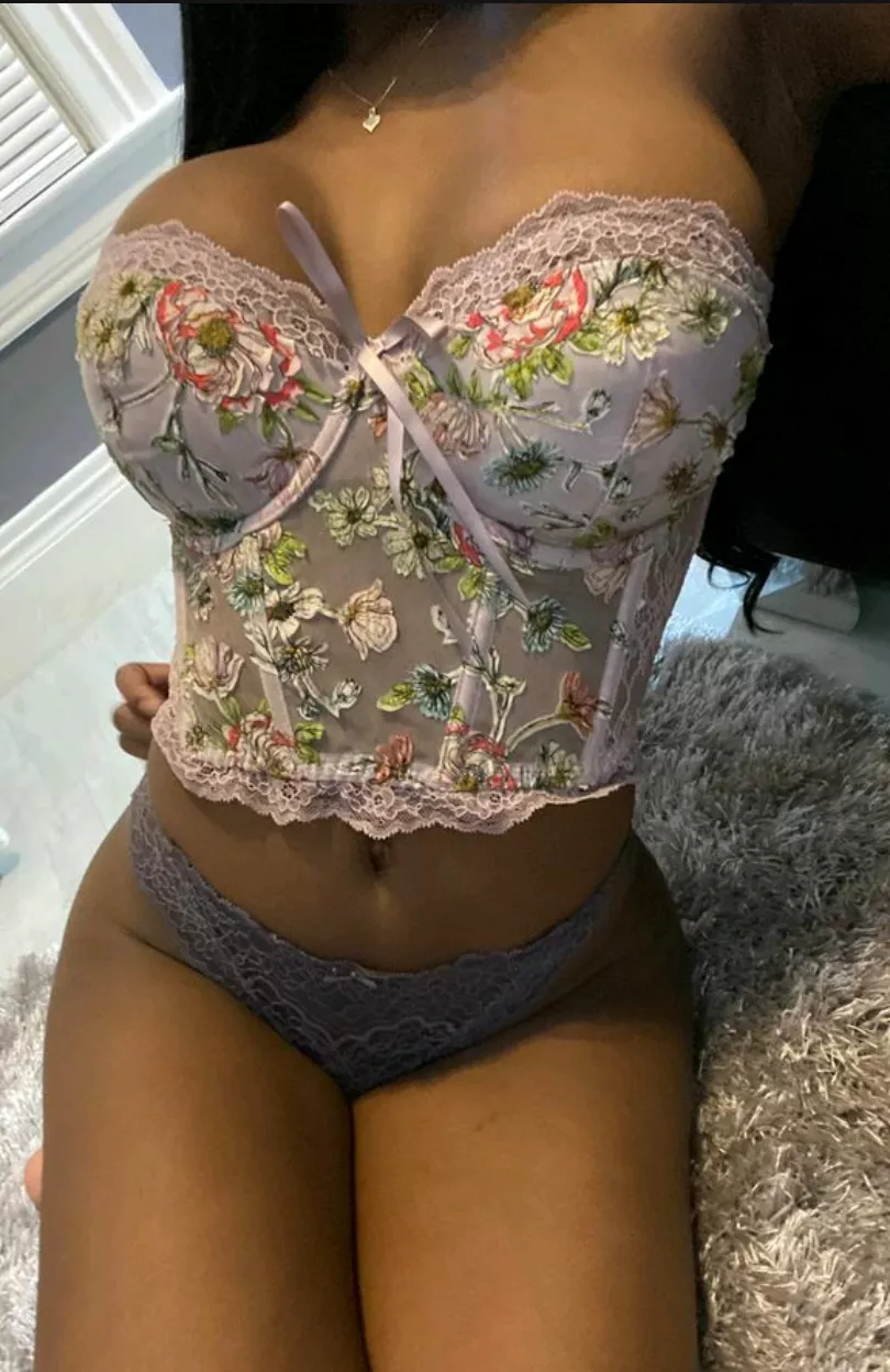 Let me be your man's side girl and you don't have to worry, I'll take care of him for you 💕💕