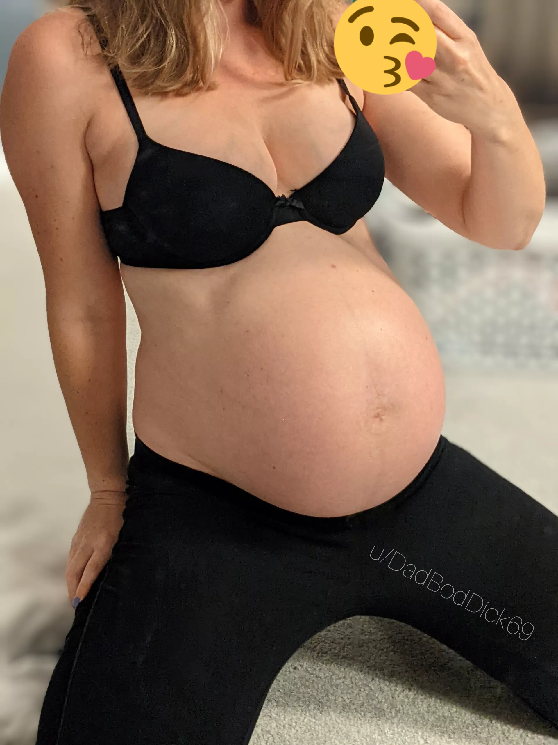 How cute is my belly with these black leggings ☺️