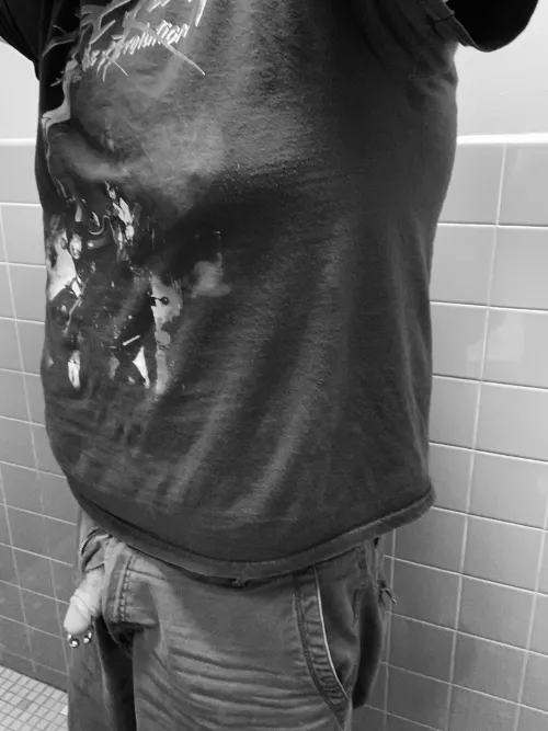 Sneaky work pics make me horny 😈