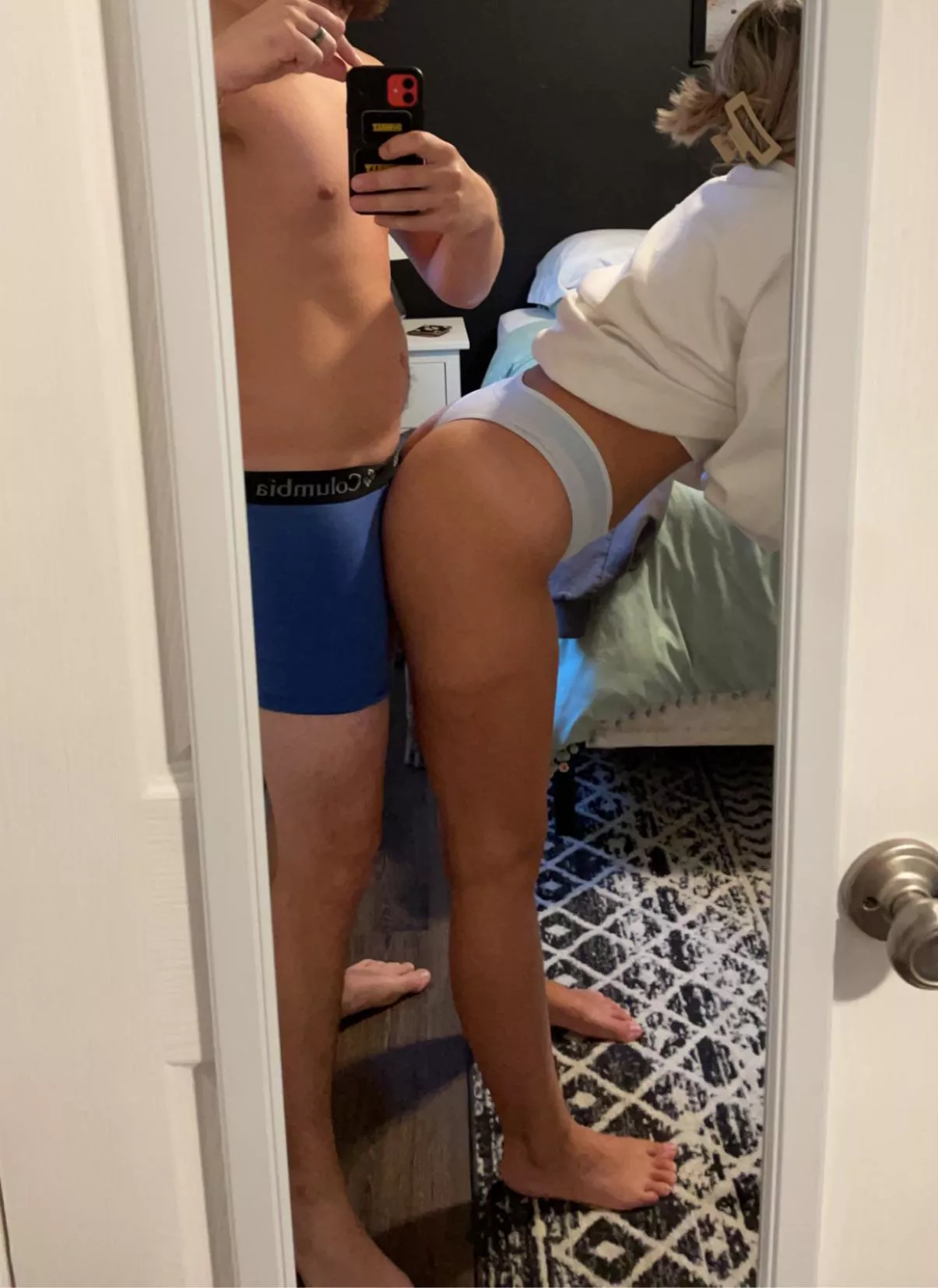 Good morning 20f 22m laying in bed bored hit us up!!👅🍆