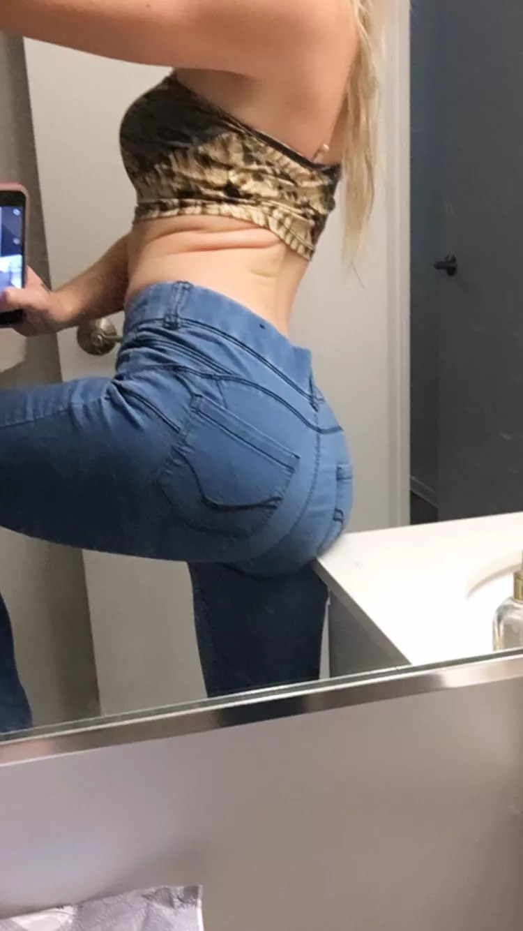 Only thing that’s missing is your mouth in between my cheeks 😜