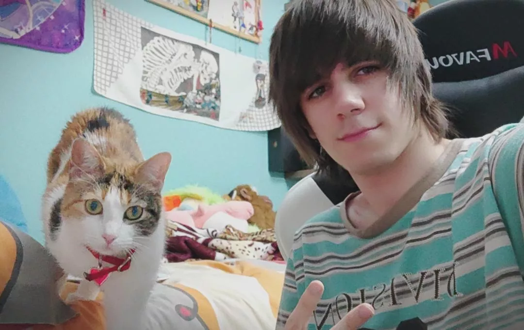 Trying to take a pic with my cat, but she seems not interested 😼