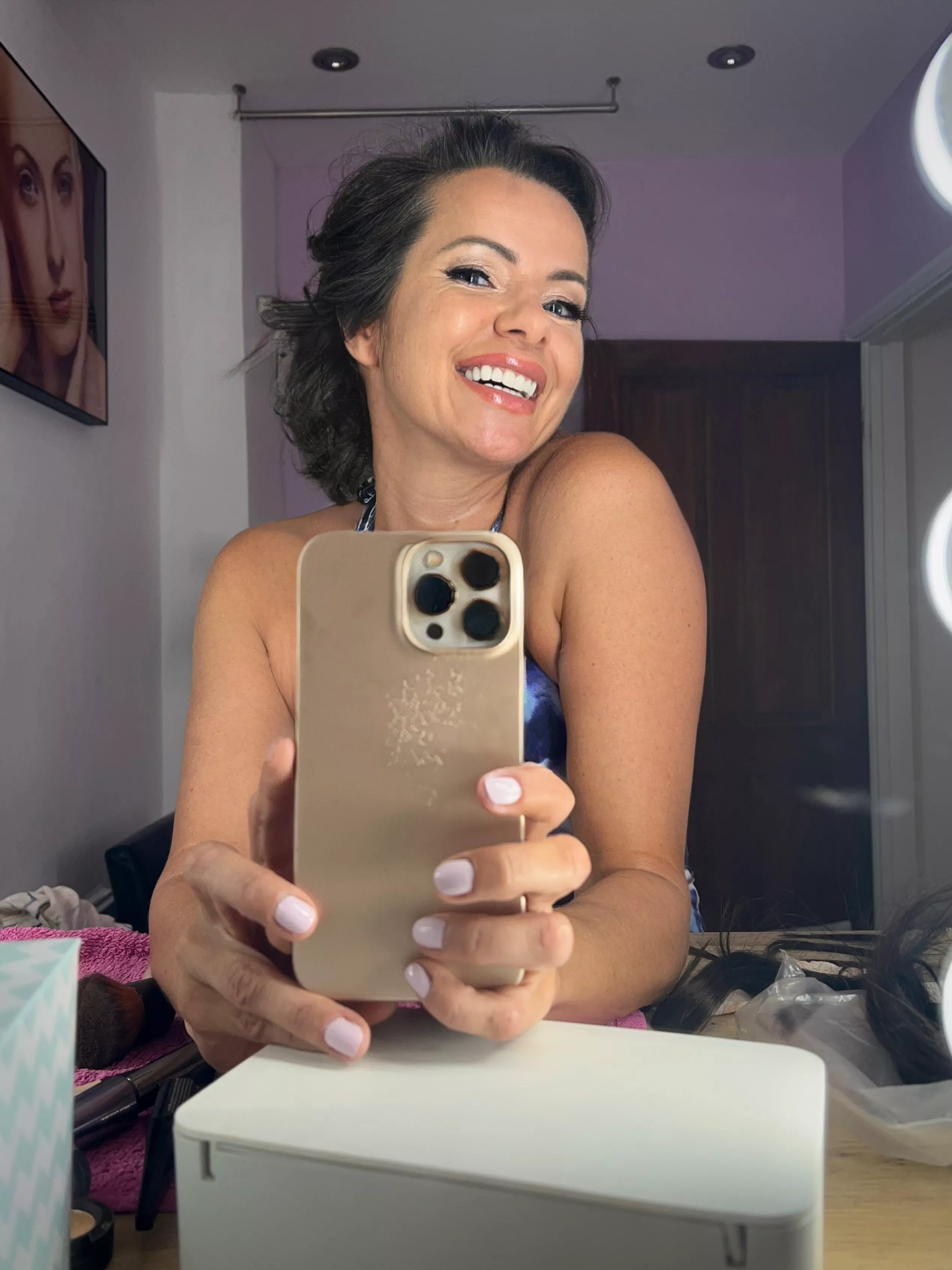 I want one of these Hollywood mirrors at home