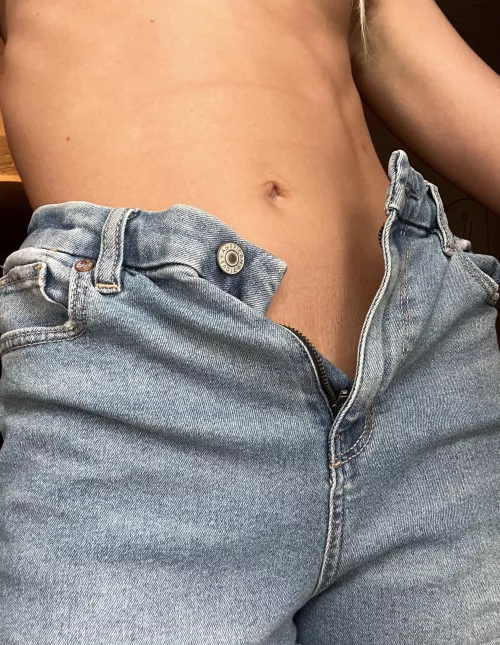 Do the world a favor and keep your jeans unzipped 🥰