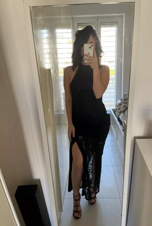 [F] 29yo hotwife selfie before a night with a new bull