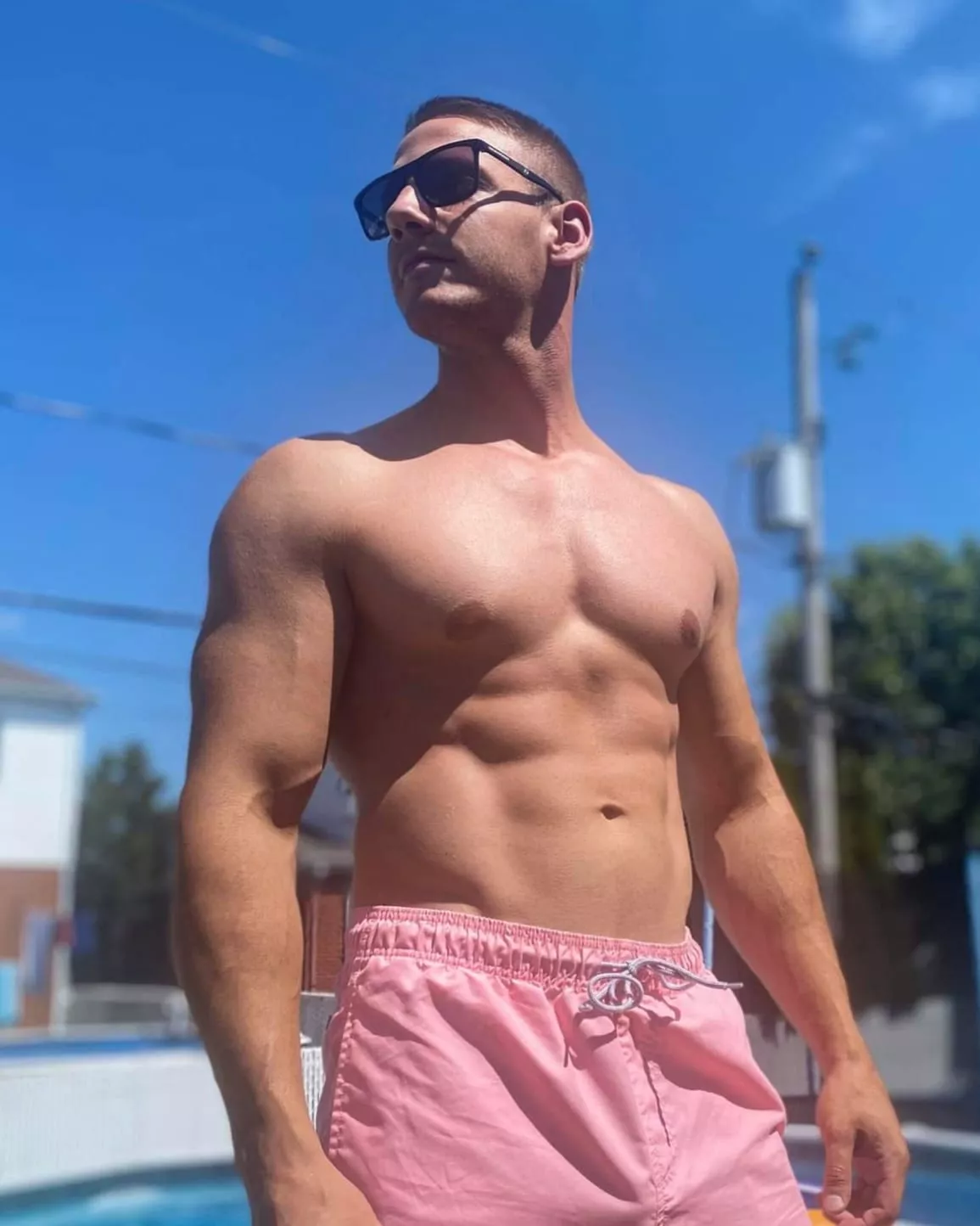 Need help to put on some sunscreen on my back.. Any volunteers 😏💦 ?