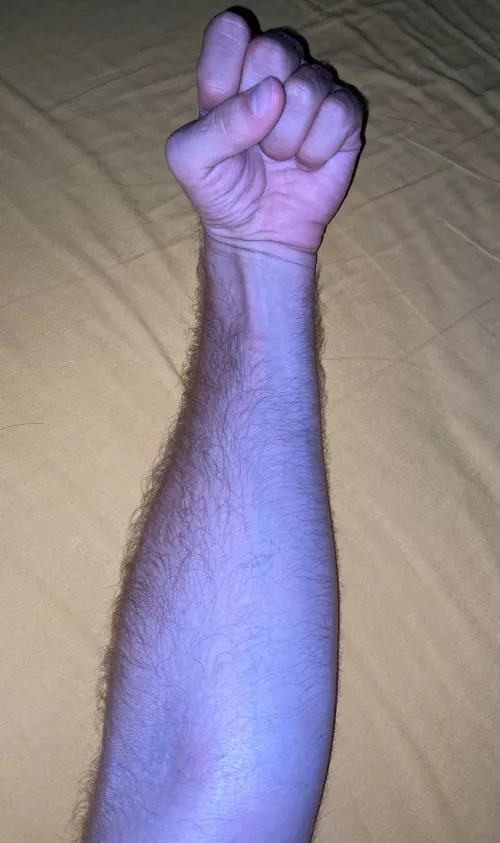 who wants to come on bed with me and enjoy the curves, shape and softness of my forearm? You can lick, kiss and salivate on it as long as you want😏