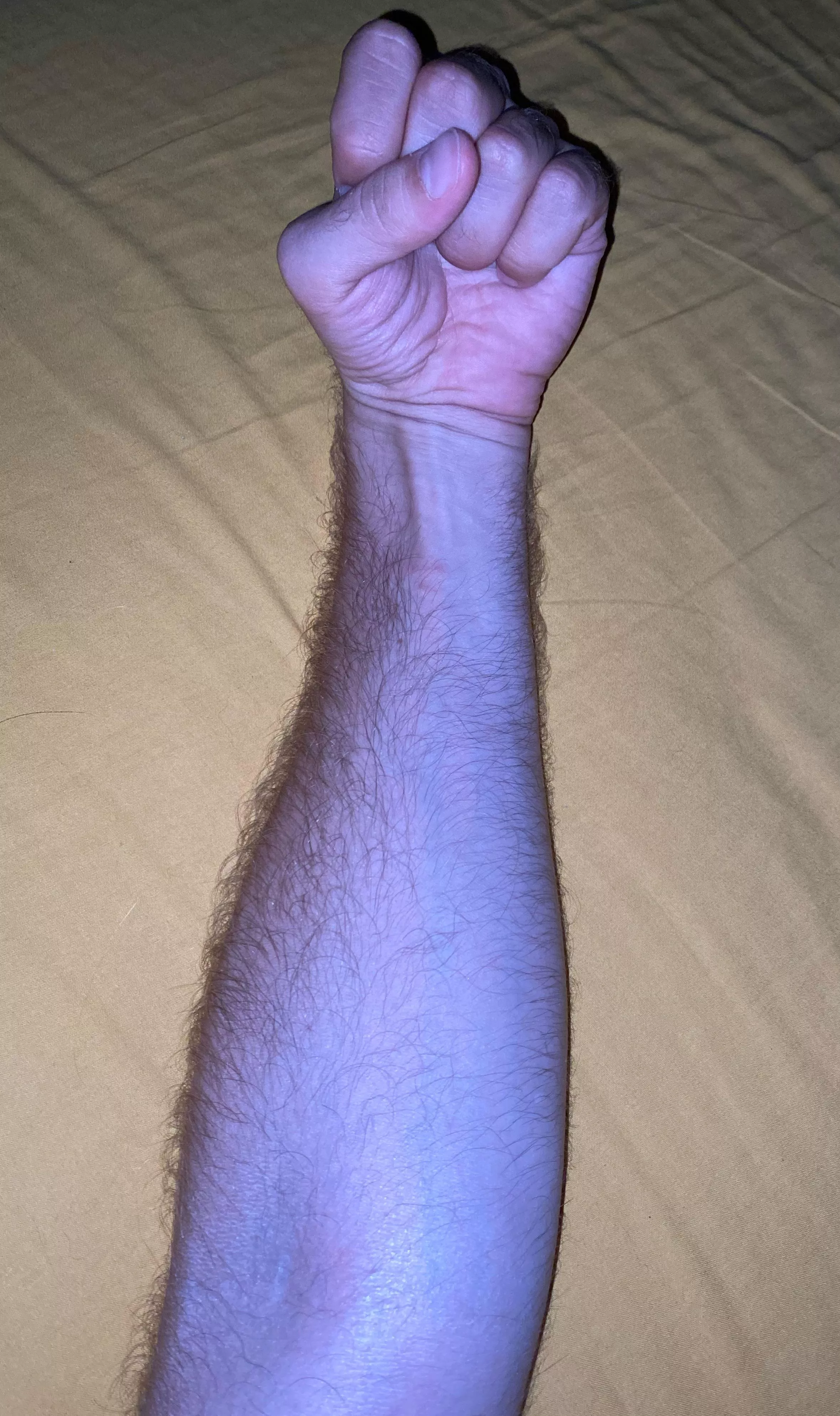 who wants to come on bed with me and enjoy the curves, shape and softness of my forearm? You can lick, kiss and salivate on it as long as you want😏