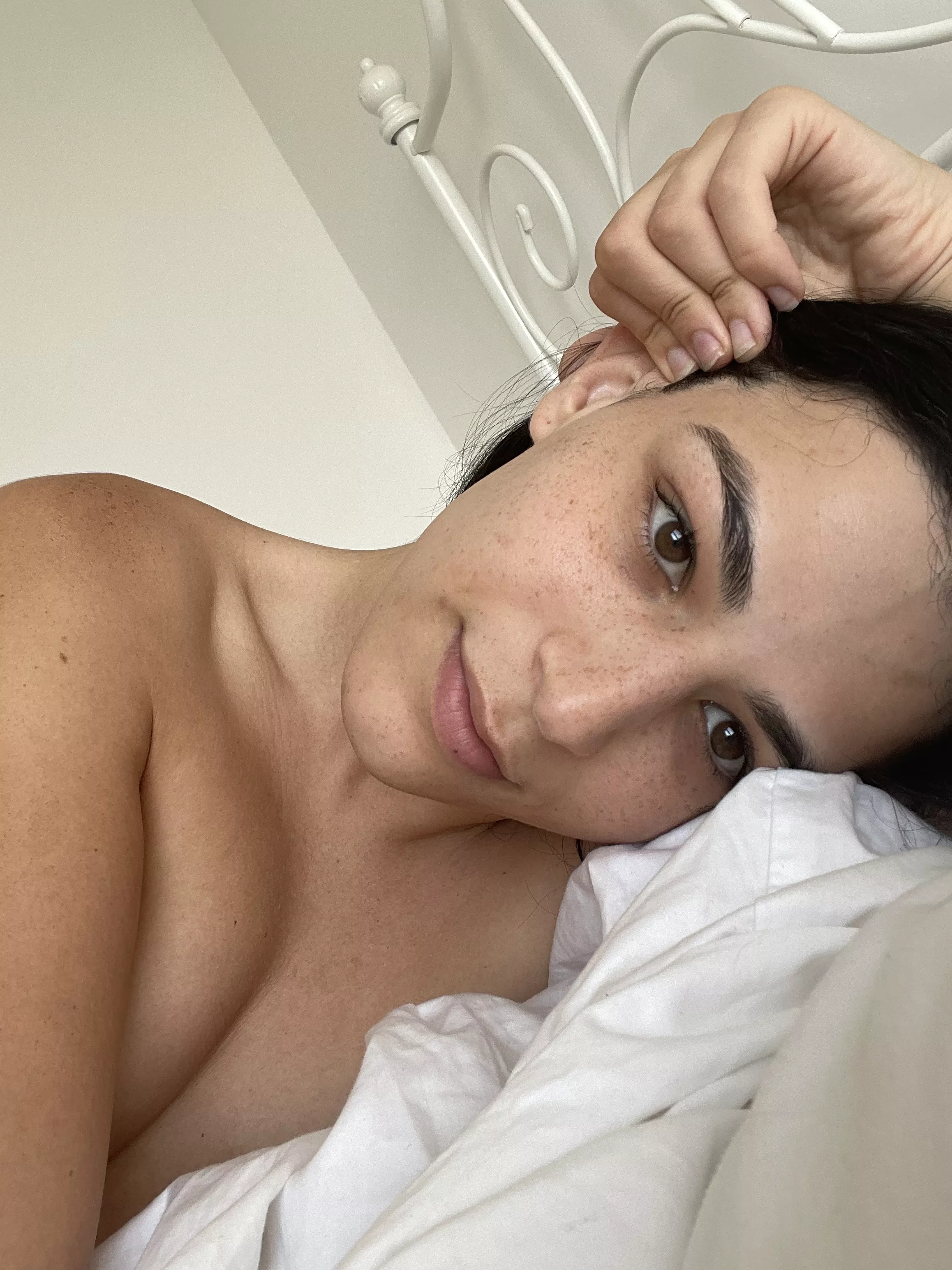 Do you like natural girls? No makeup but you can paint my face with your cum like the good girl I am 🙈 💦