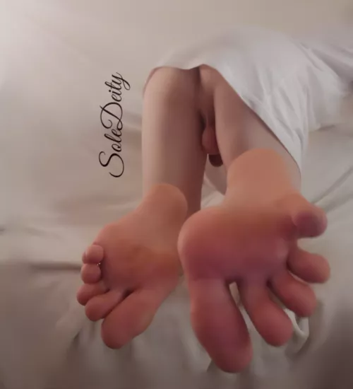 Let me grip you with my toes <3