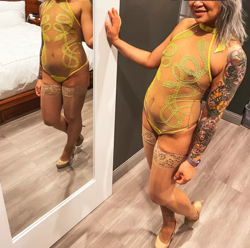 Does anyone ever get tired of stockings and heels?🤔🤔🤔