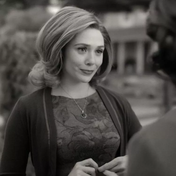 Elizabeth Olsen looks way too good as a sitcom housewife