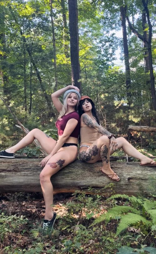 Me and u/risajeanne rocking crops in nature😋