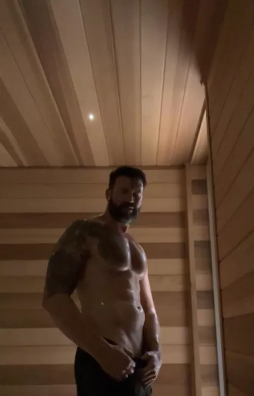 [42] new gym, new lighting, same dad bod😂