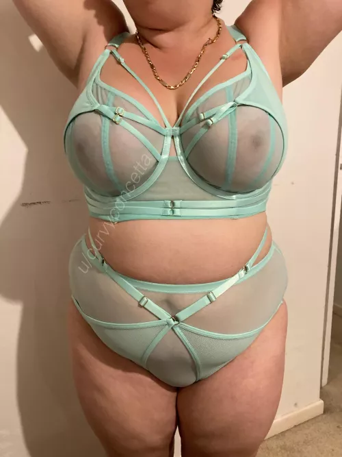 This set is so see thru and all the straps just make me wanna be tied up