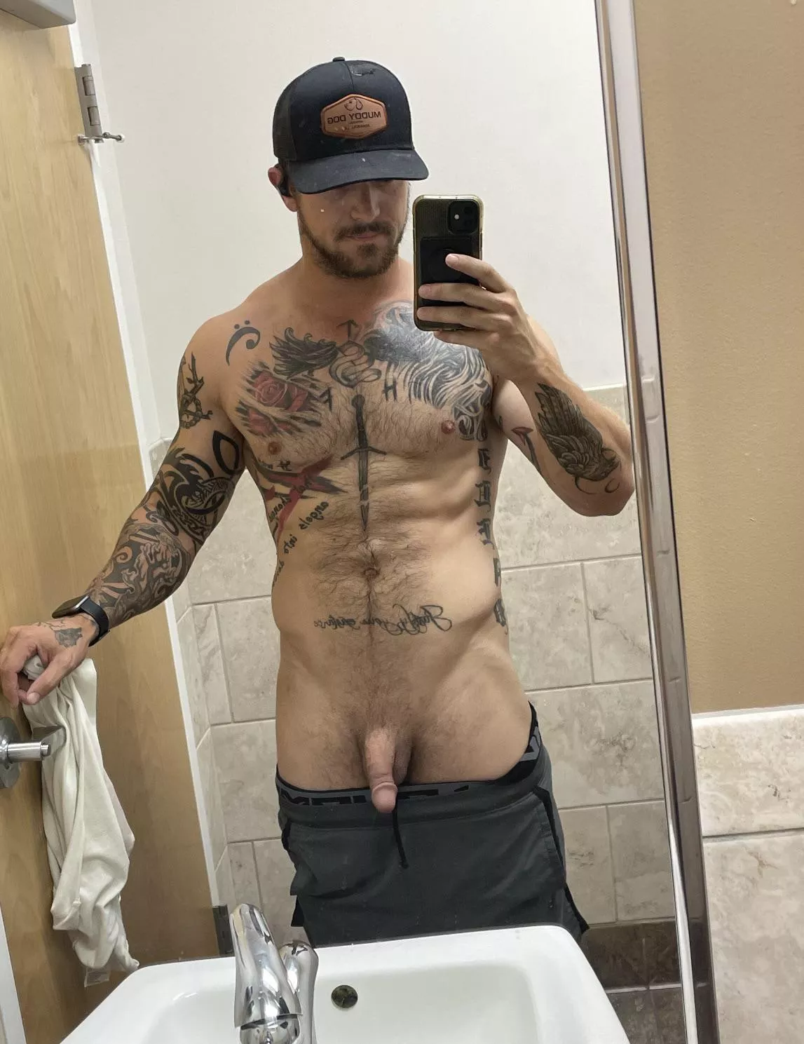 It shrinks on leg days! 😂