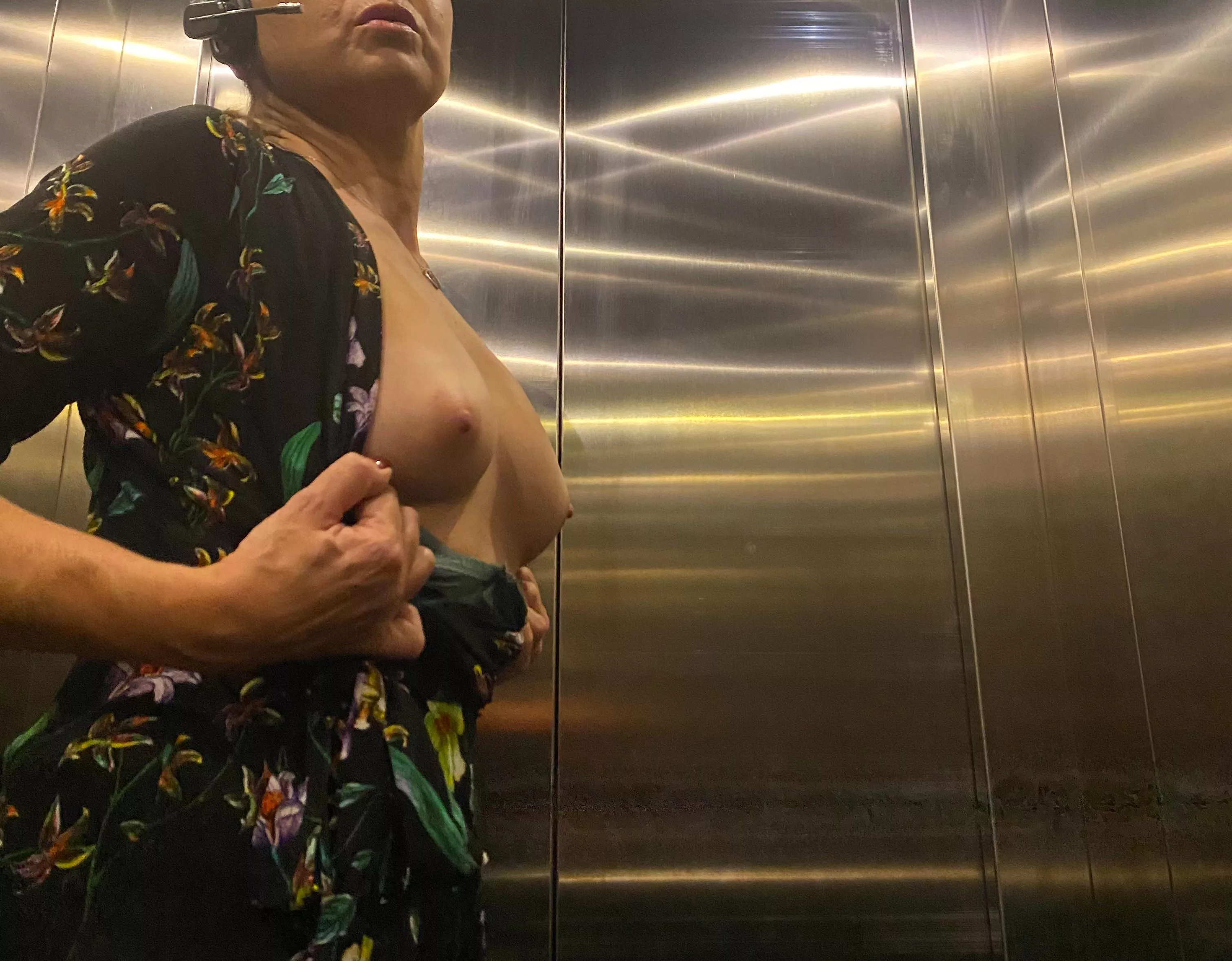 Suck these before someone gets in the elevator 💋☘️