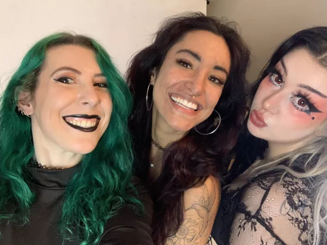 3 alt girls