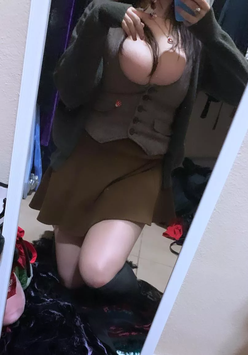 Gothic shire look, trying to put an outfit together for the rings 🍂🍄