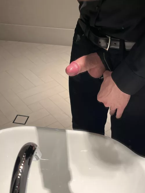 Hotel bathroom got me… and I came right in the sink