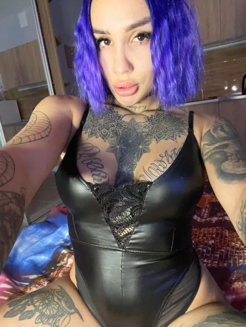 It would be a shame to wear a bra in this top!