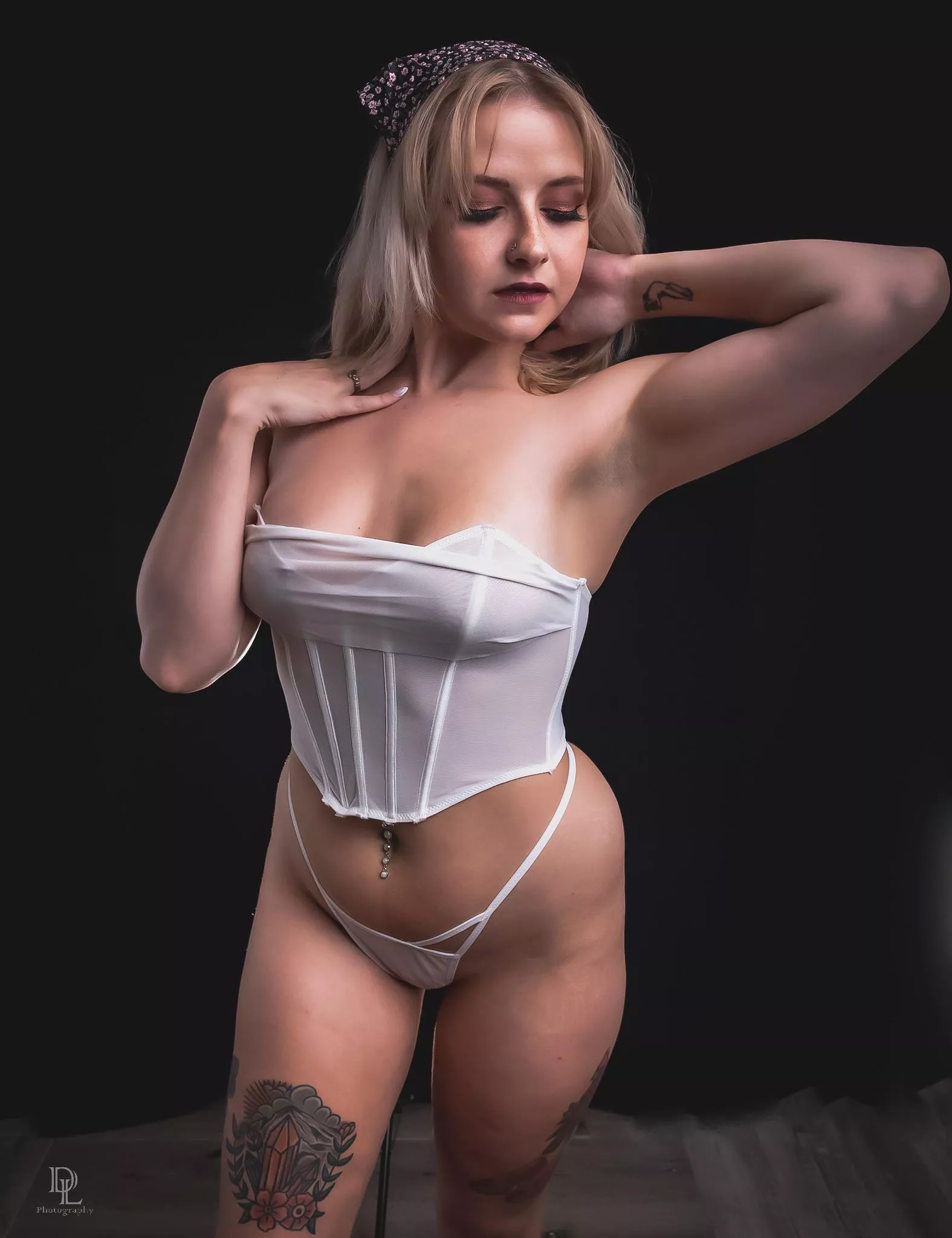 Love how my tan lines blend with the corset😍