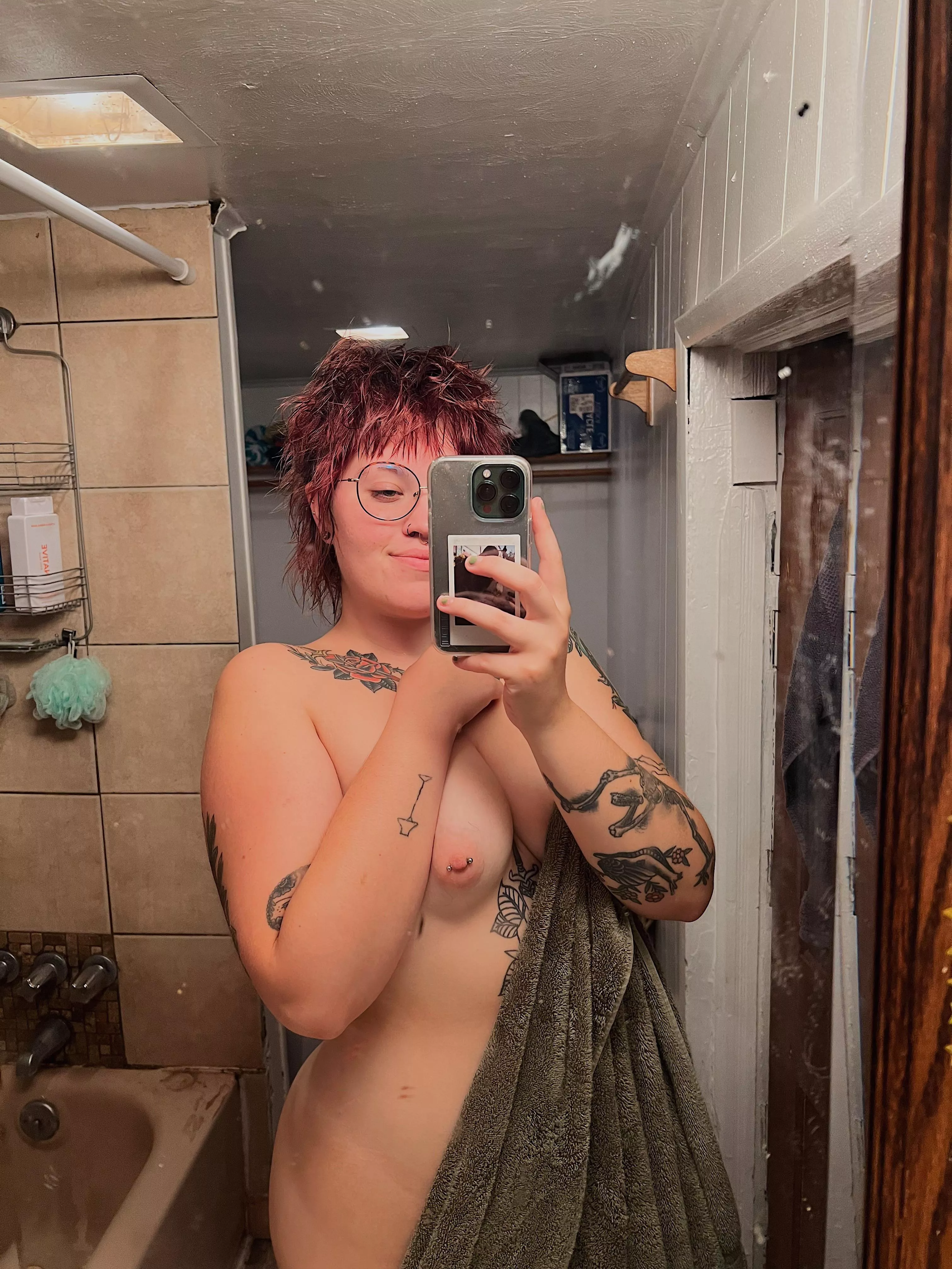 my favorite part of the evening is a bong hit and a shower after work 🍃💦