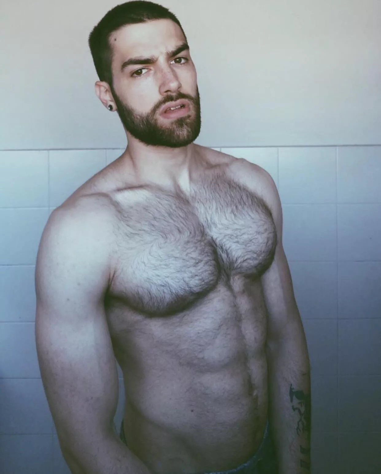 Some say body hair on me looks sexy, but I hate it, wdyt ?!