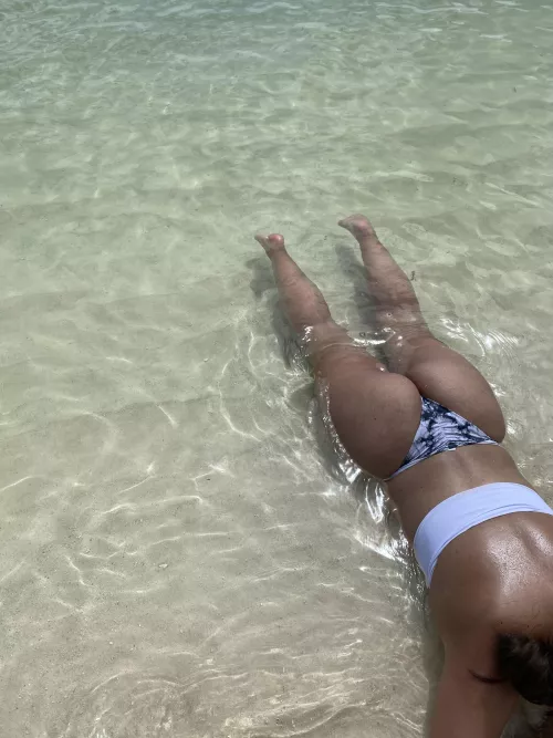 Can you see the little fishes above my feet ?🙊