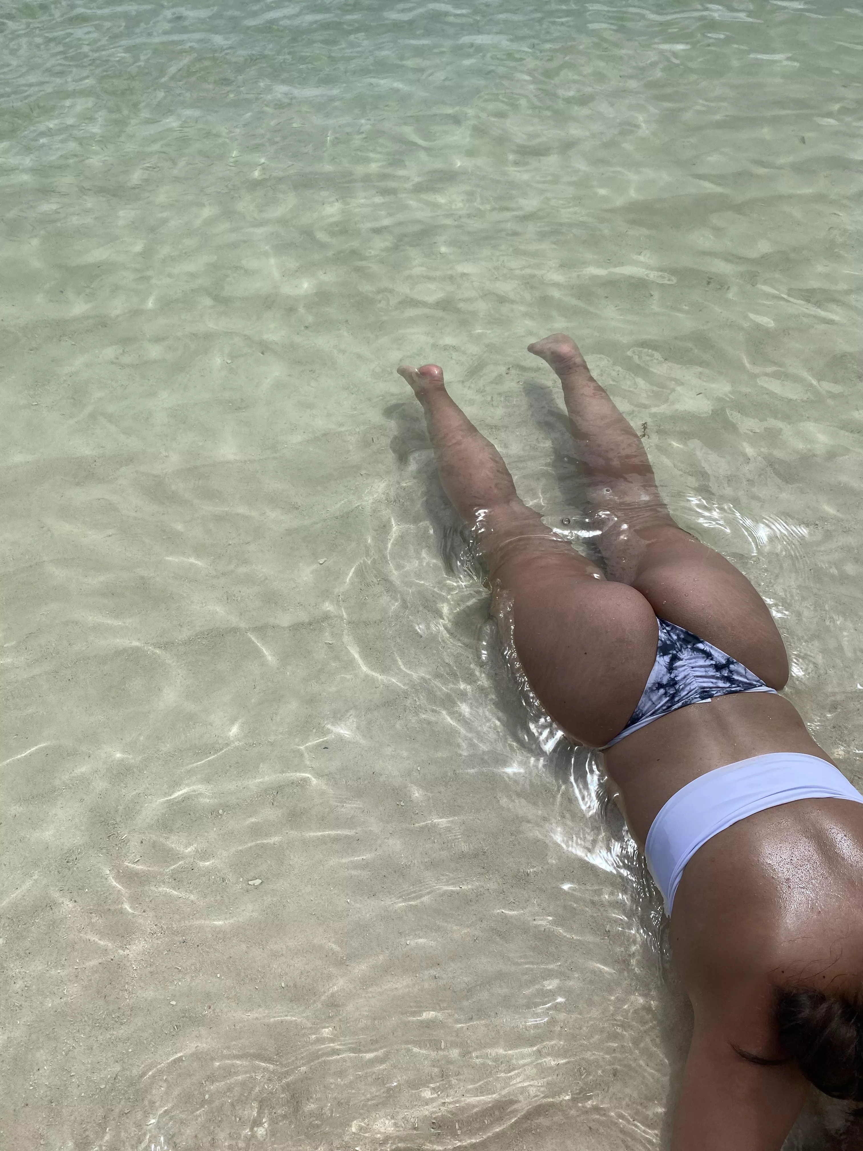 Can you see the little fishes above my feet ?🙊