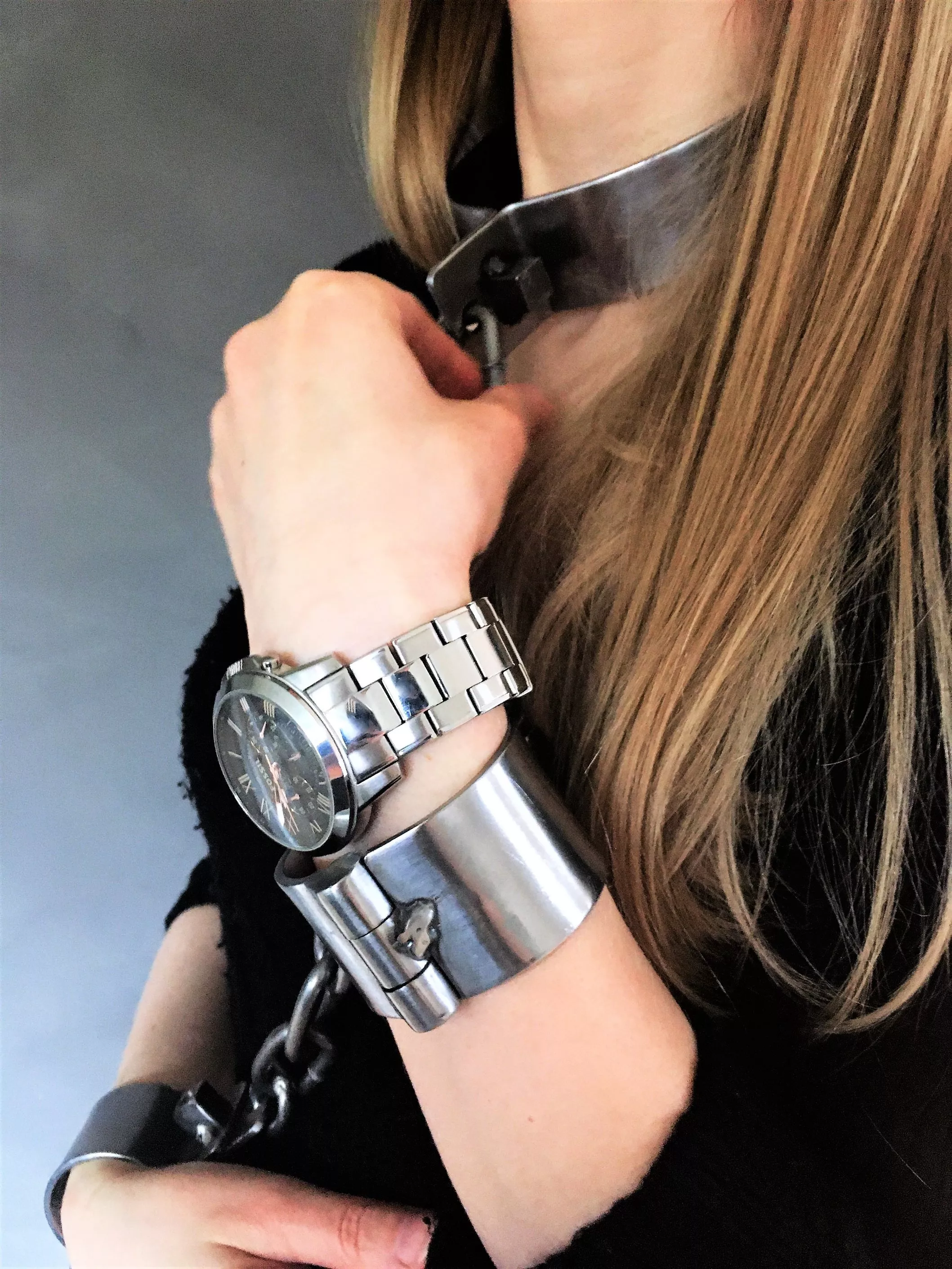 [F] I love the feel of cold steel on my neck and wrists