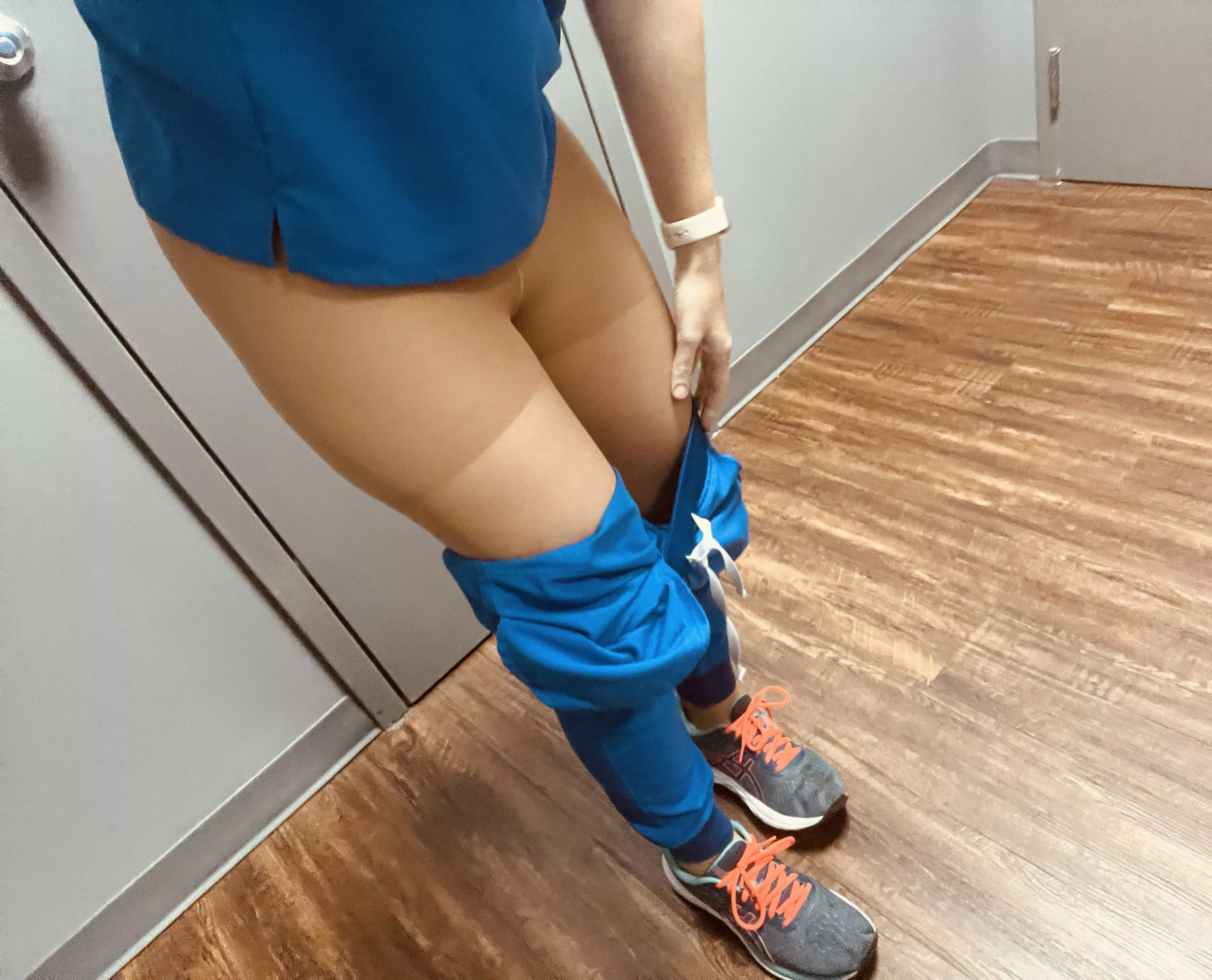 [f]elt I needed to show off my pantyhose for you 🤫