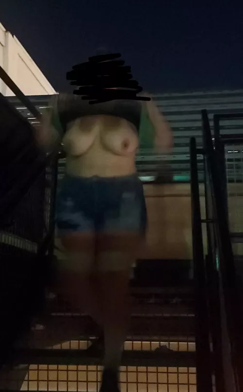 Flashing my titties at the bar for everyone to see #titsout #milf #bigtits
