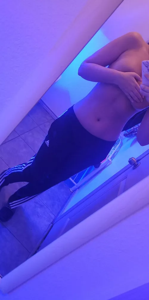 My favorite pictures always show off my belly button 🥰