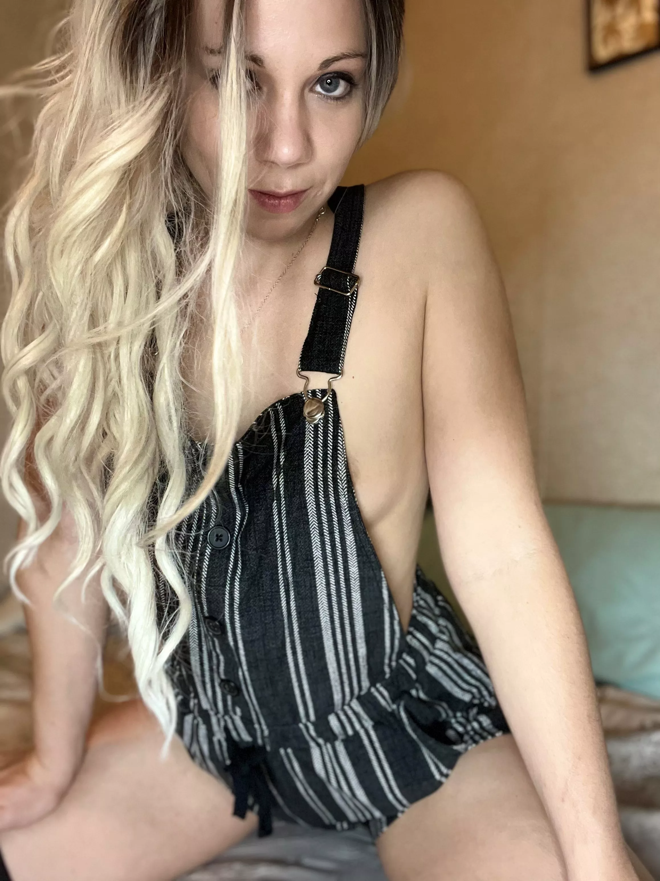 [Selling] cum play with meee..😏😉 I LIVE VERIFY! I OFFER...CUSTOMS🖤LIVE SEXTING🖤PREMADES🖤GIRLFRIEND EXERIENCE🖤USED PANTIES& MORE! KIK: NovahKnight SNAPCHAT: novvahknight🖤😏🍆