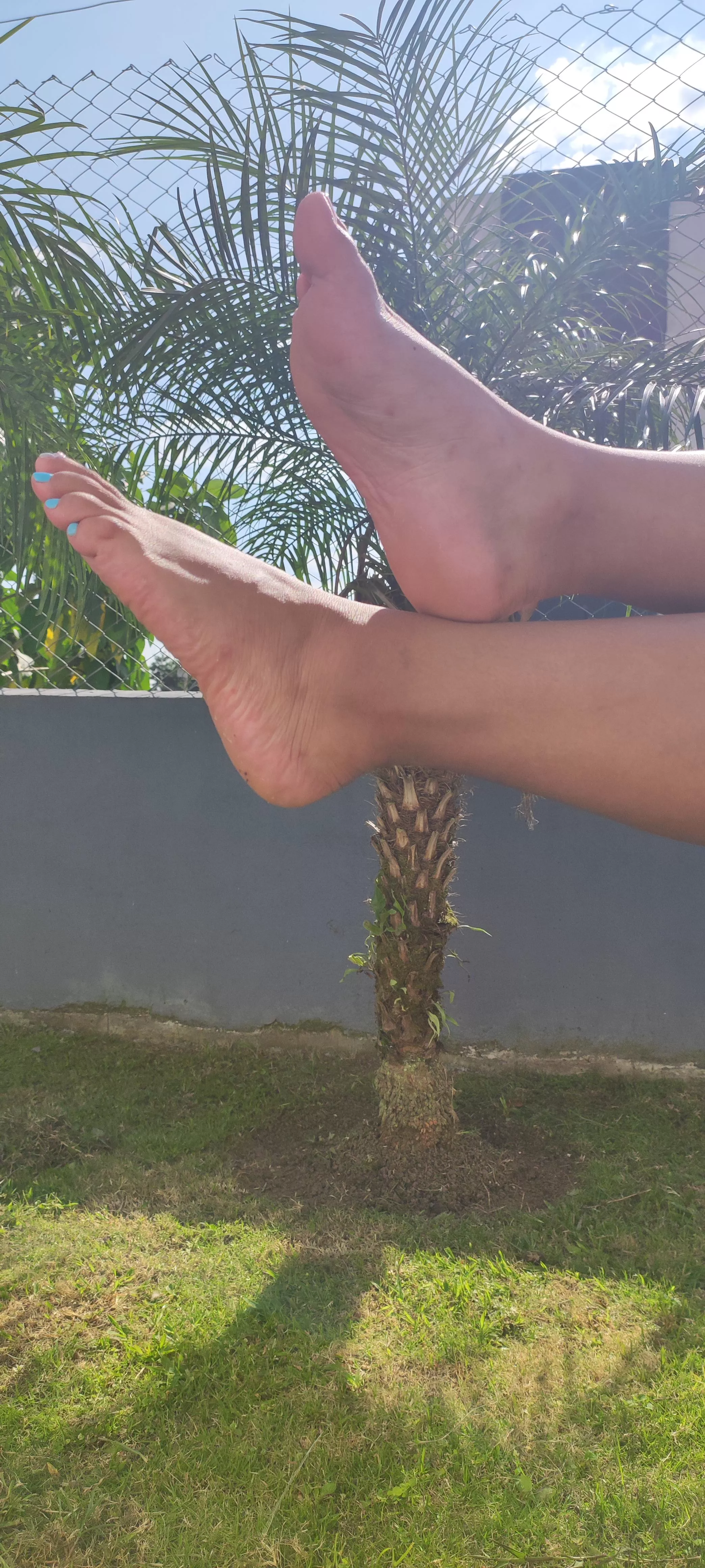 Sun and feet!