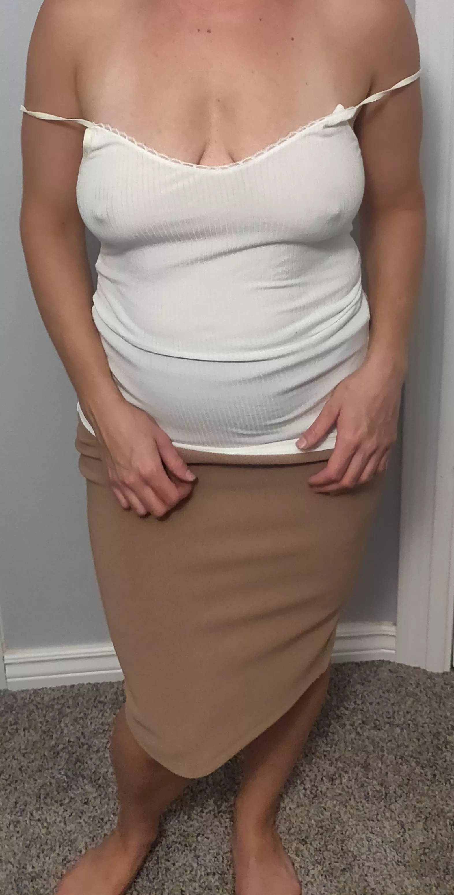 These huge tits don't want to be in this shirt anymore. Should they be set free.🤔