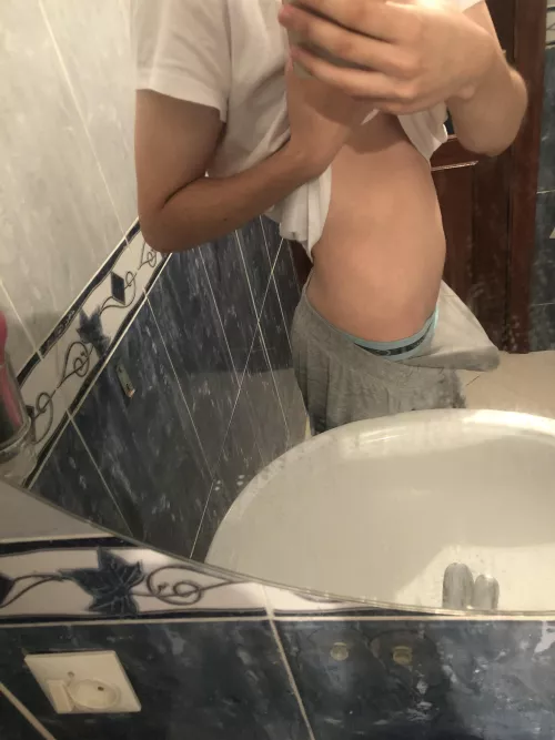 Used this pic in Grindr and it got me 80 views in two hours. What’s up with it?