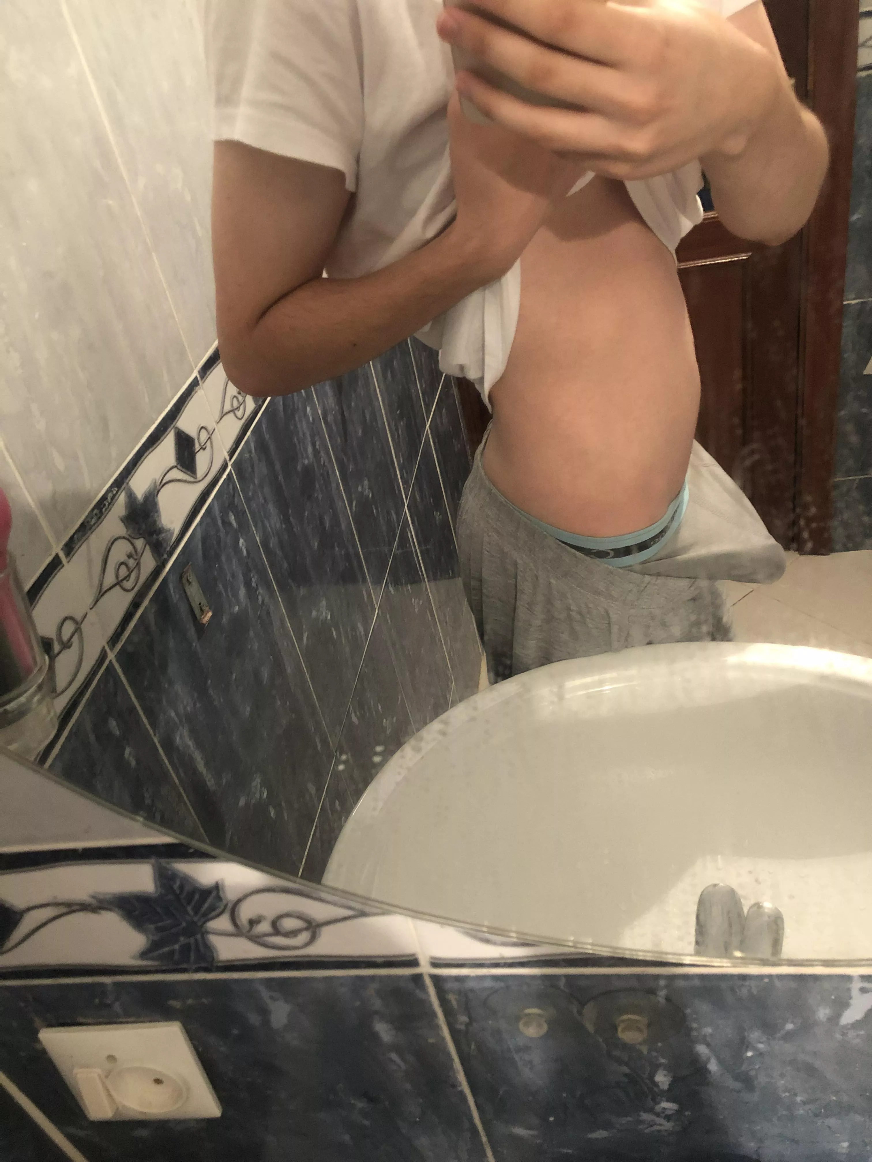 Used this pic in Grindr and it got me 80 views in two hours. What’s up with it?