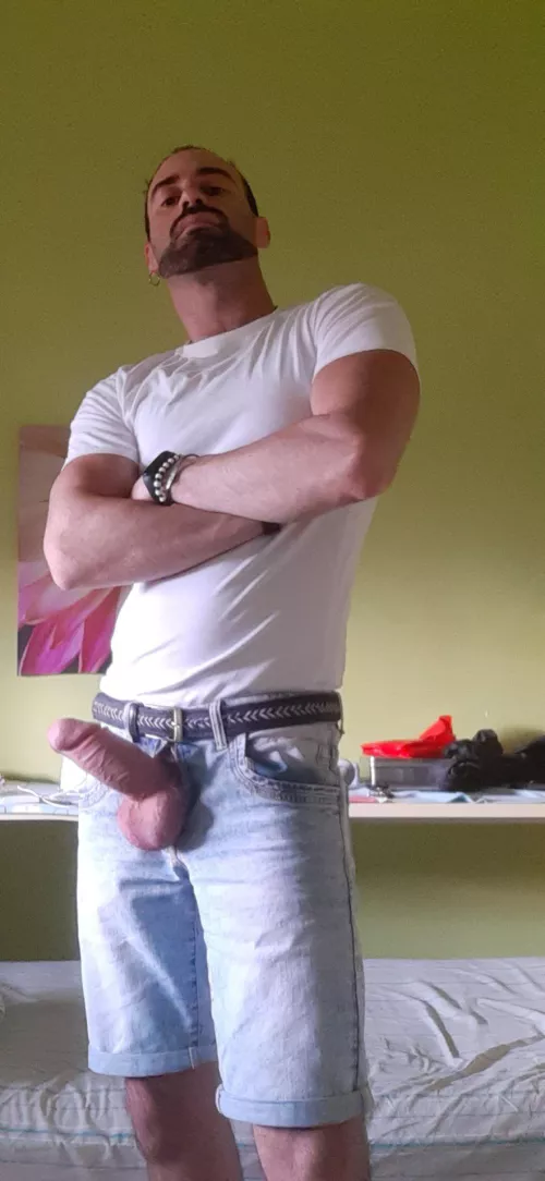 33 m Would love to come back to college times to just be in dorm naked casual nudity and casual stroking while chilling with a bro . Anyone here would like that ?