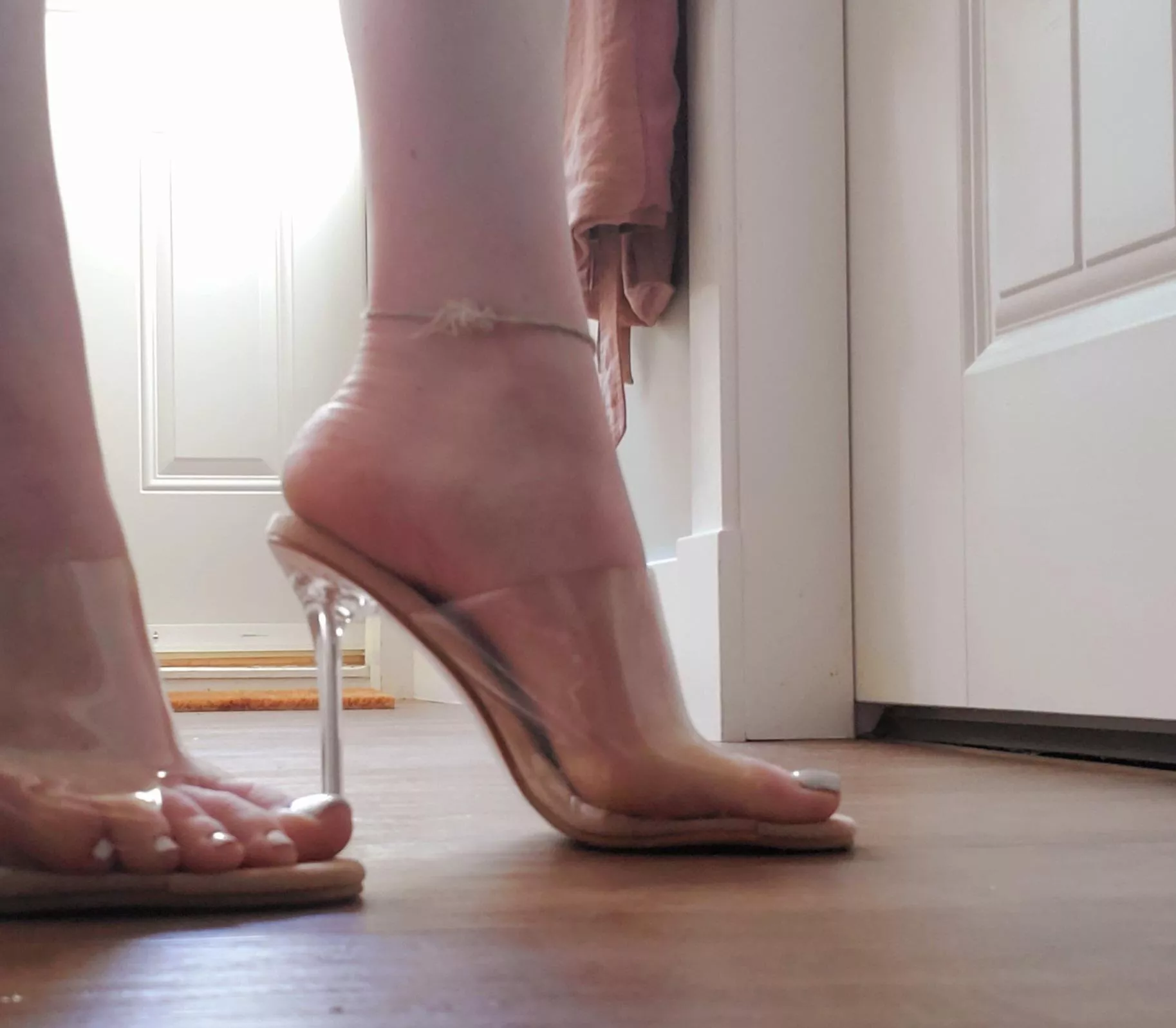 Be honest. Do my clear high heels and extra high arches turn you on too? 🥵😈
