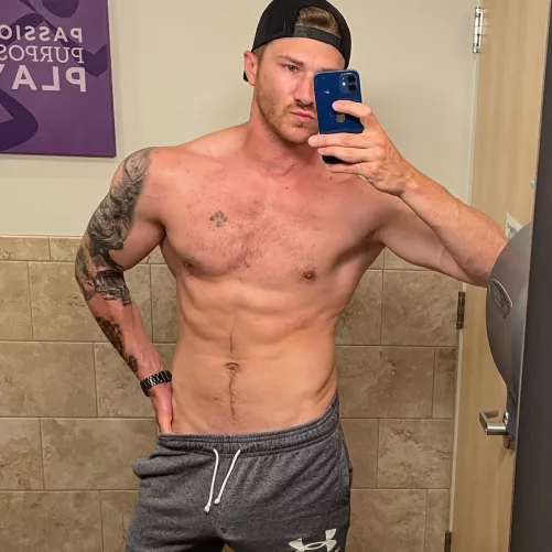 Empty gym, what exercise are we doing first? 😏