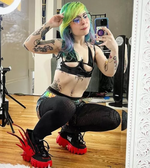 k.i.k Belindakaren31 I enjoy the use of various toys. I enjoy being in charge always . I believe in female DOMINANC