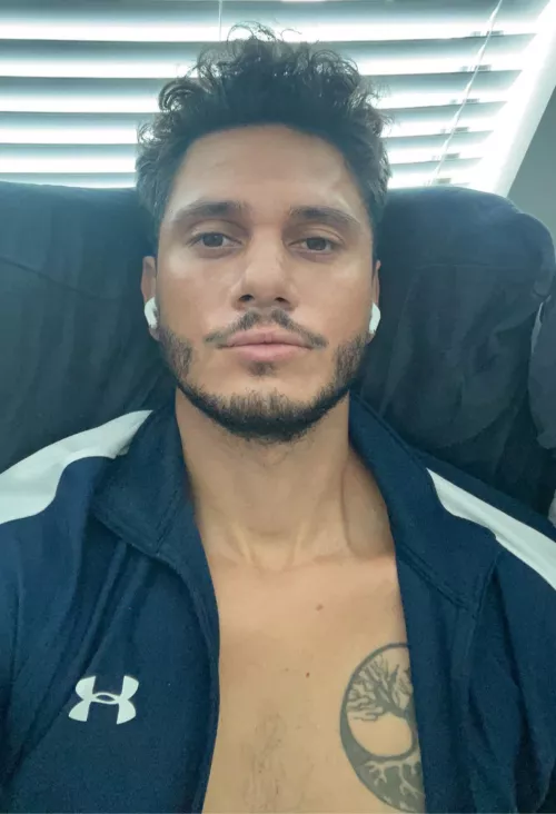 Morning bros. How does my scruff look? First time growing it out 🧔🏽‍♂️