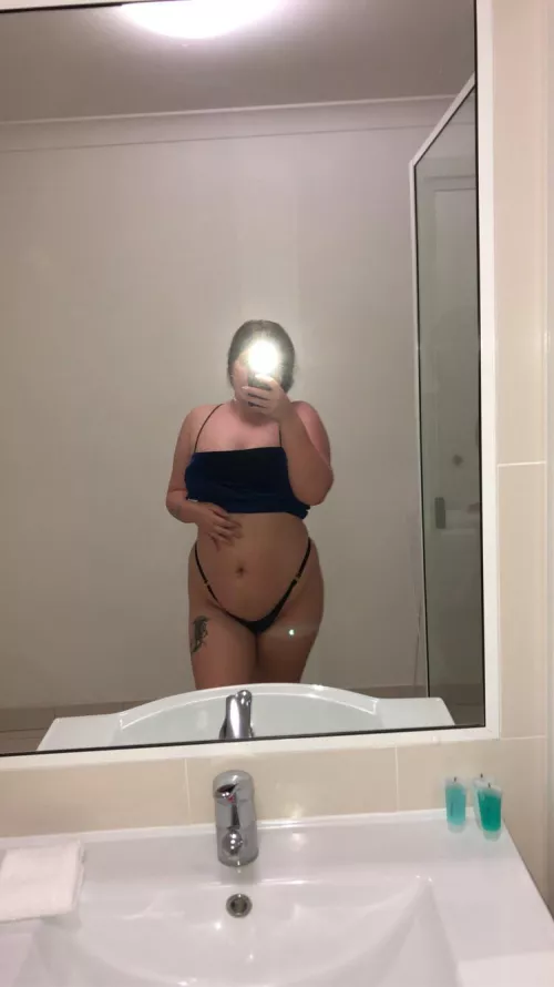 🎶 She a rich little bitch with some baggage shit 😉