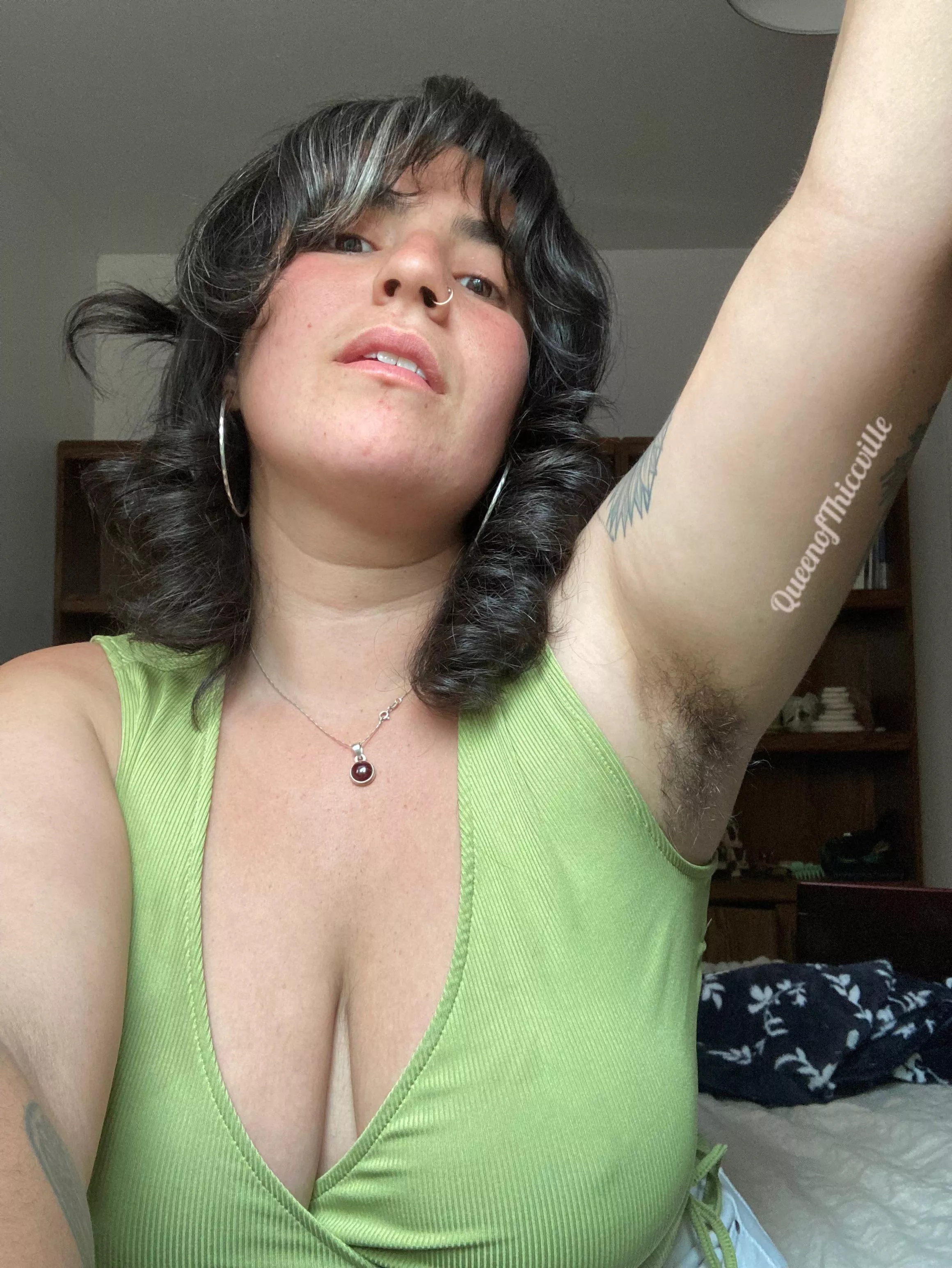 Sultry hairy babe incoming!!