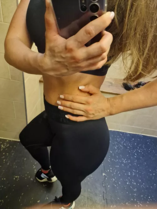 Veiny hands situation with pumped glutes, dare to come closer?👅